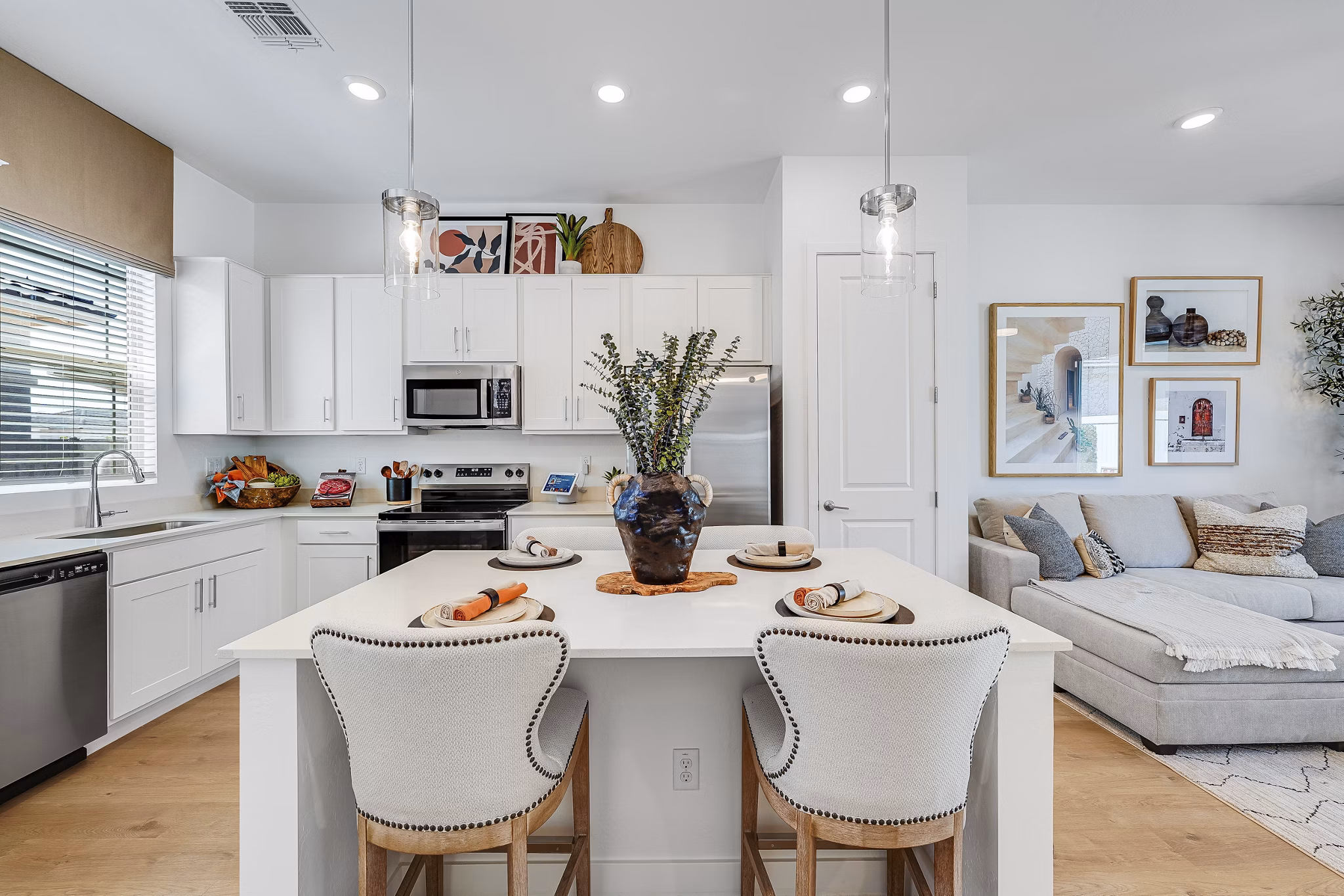 dining room at Yardly Broadway Apartments