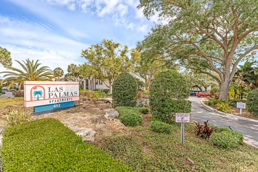 exterior at Las Palmas Apartments 