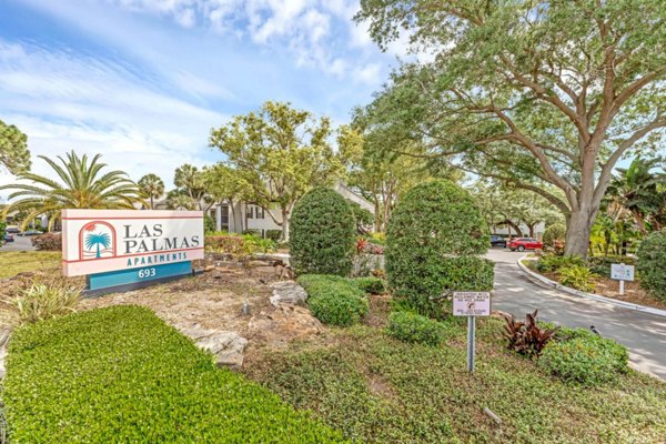 exterior at Las Palmas Apartments 
