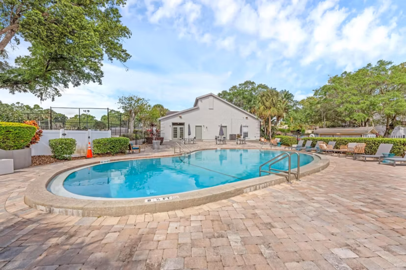 pool at Las Palmas Apartments 