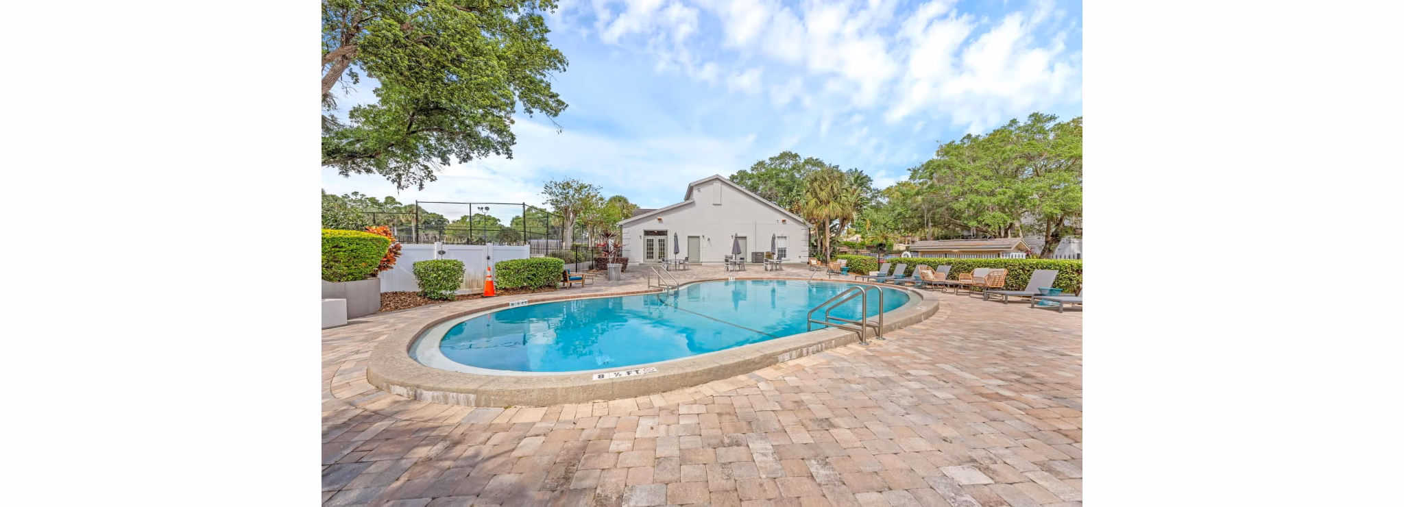 pool at Las Palmas Apartments 