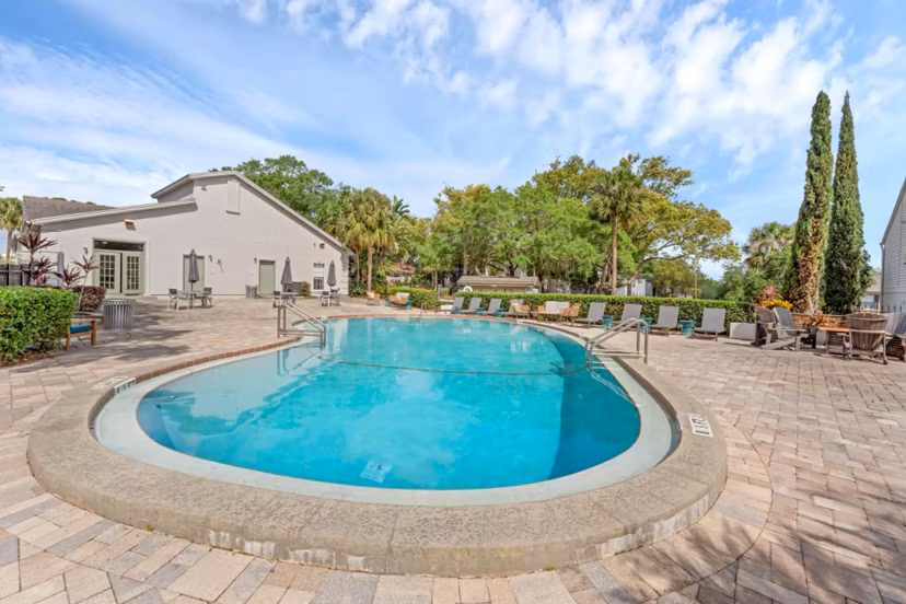pool at Las Palmas Apartments 