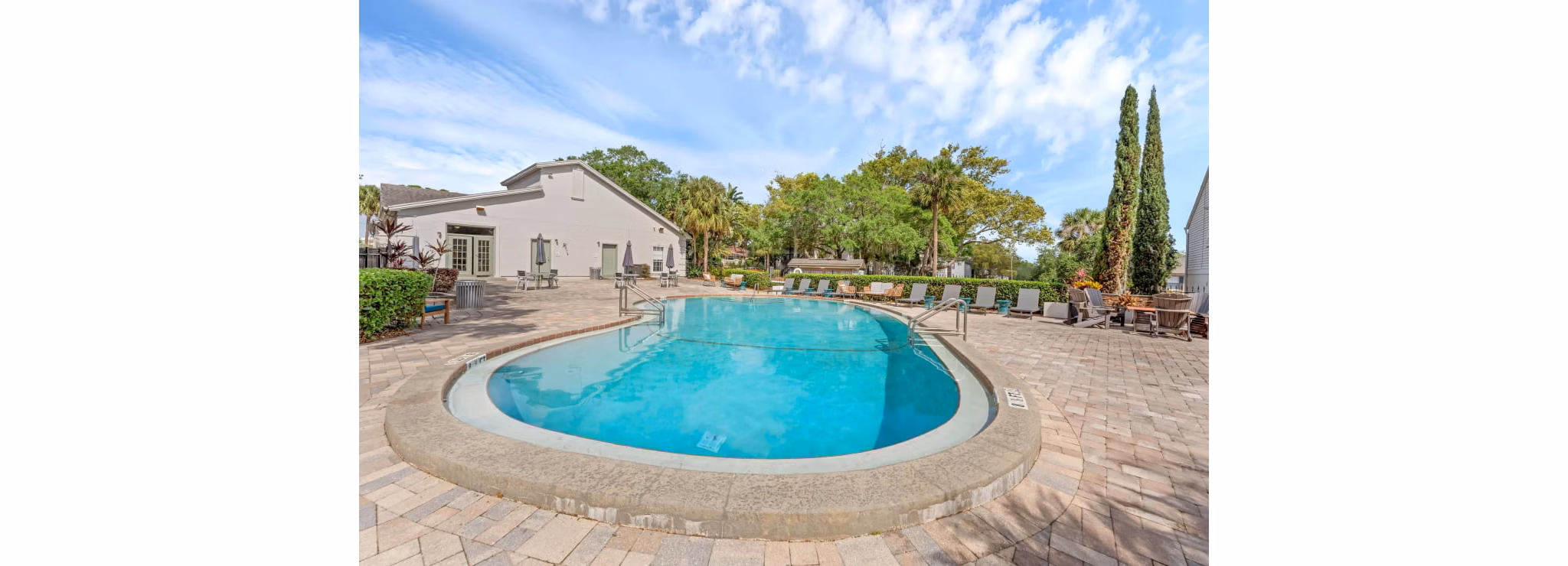 pool at Las Palmas Apartments 