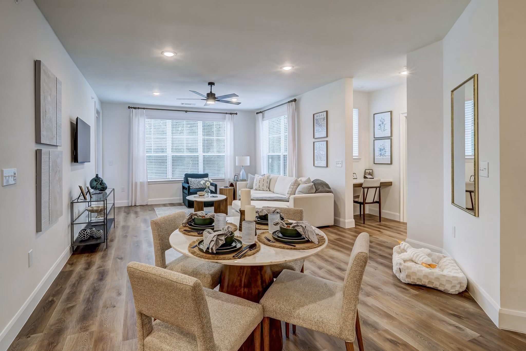 dining room at Asher Towne Lake Apartments