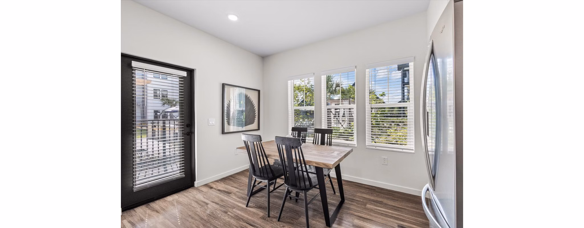 dining room at Azalea Luxury Apartments