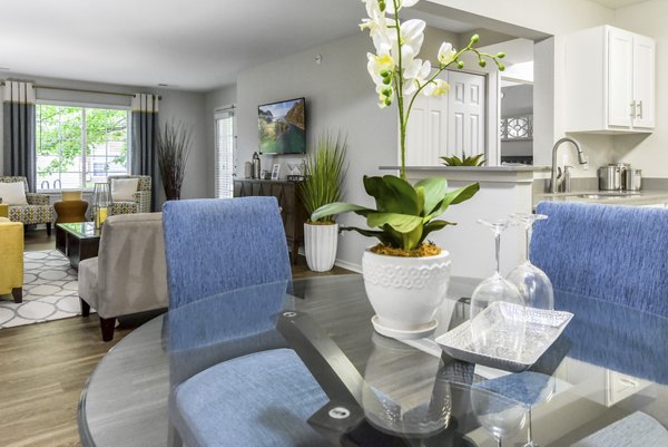 dining room at The Villas at Main Street Apartments