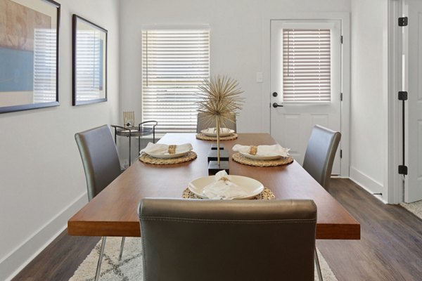 dining room at Hardy Springs Apartments