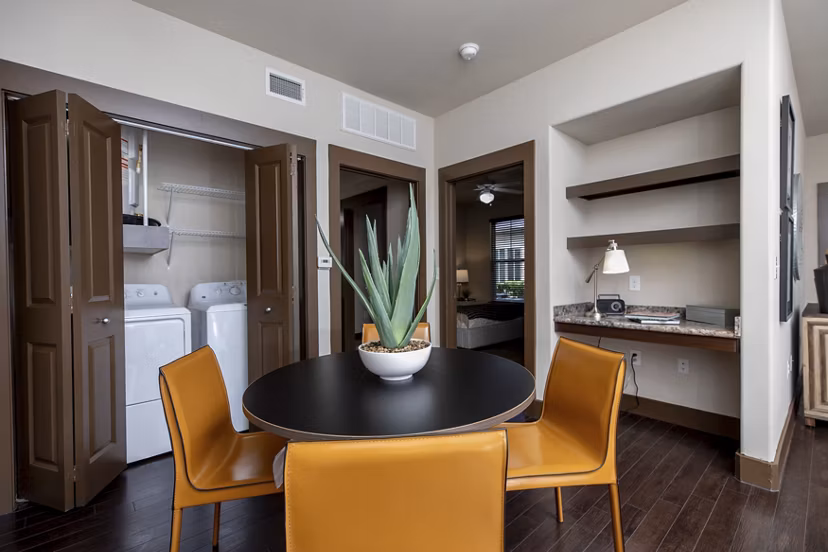 dining room at Ten Pines at Summerwood Apartments 