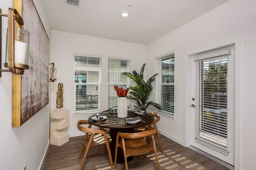 dining room at Northhaven Apartments 