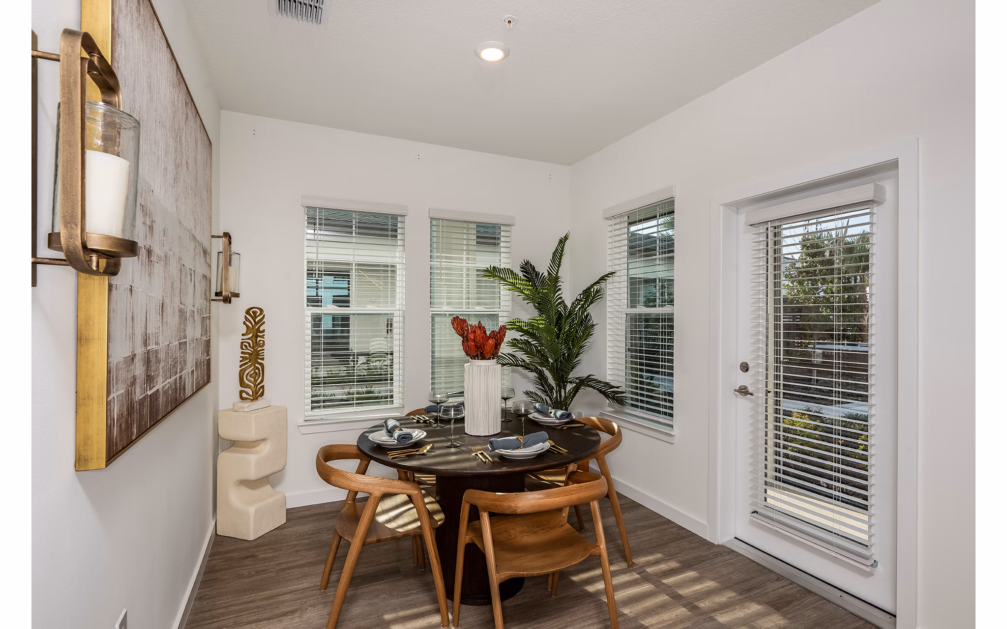dining room at Northhaven Apartments 