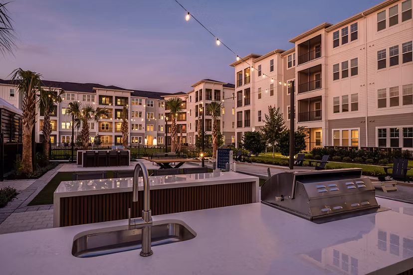 grill area at Northhaven Apartments 
