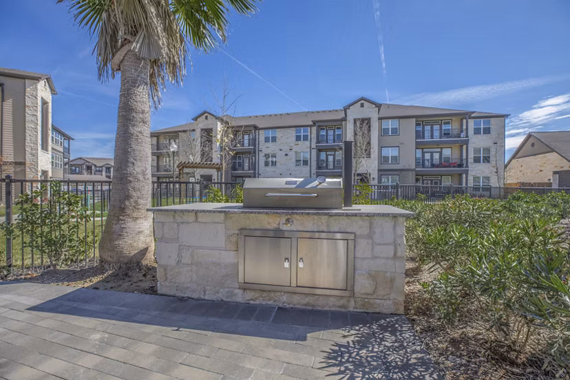 grill area at Willowbend Phase 1 Apartments 
