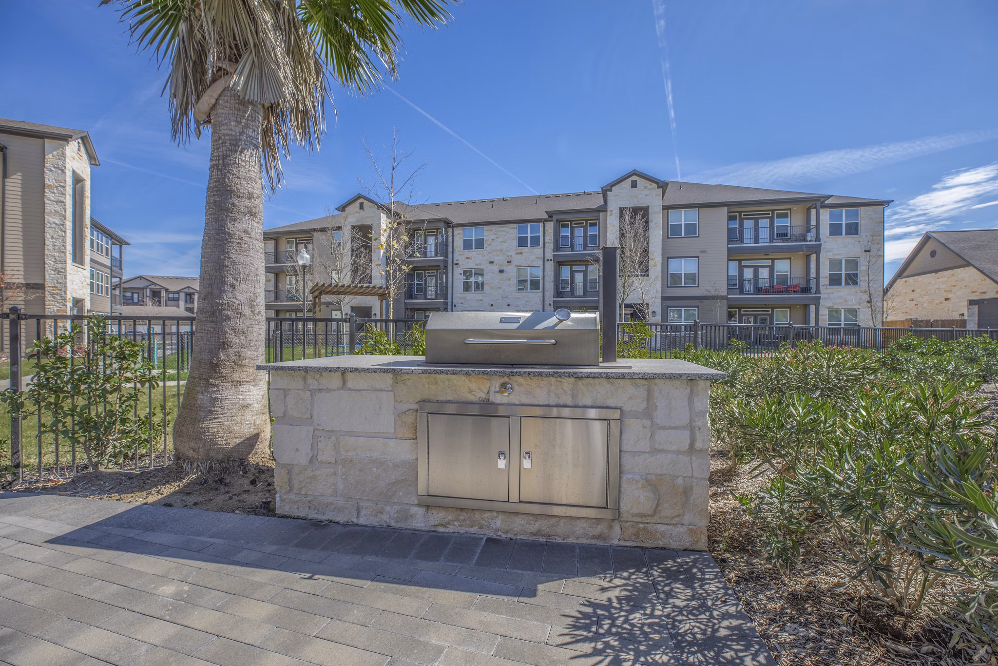 grill area at Willowbend Phase 1 Apartments 