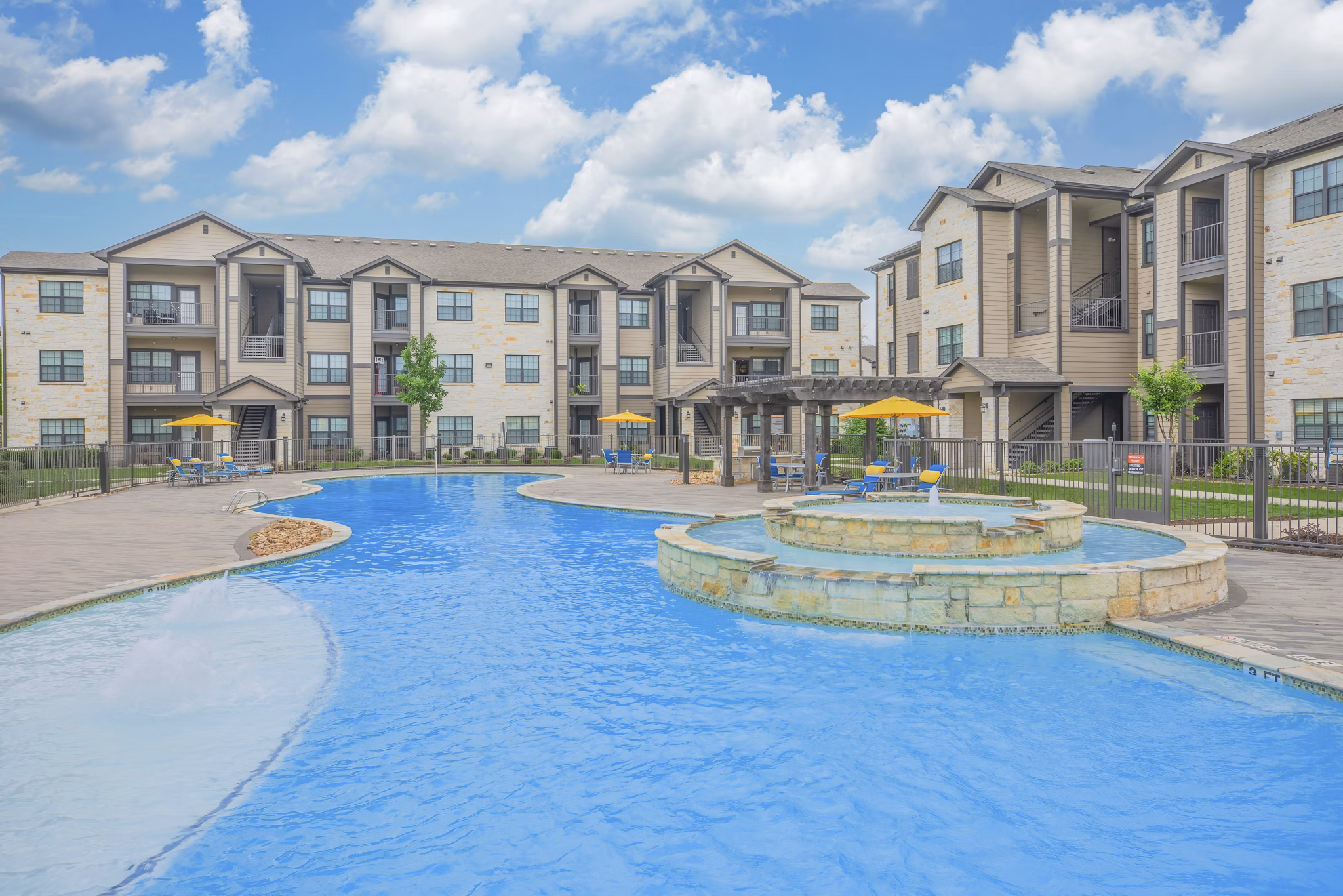 pool at Willowbend Phase 1 Apartments 