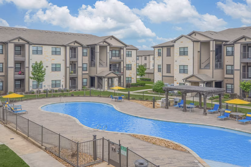 pool at Willowbend Phase 1 Apartments 