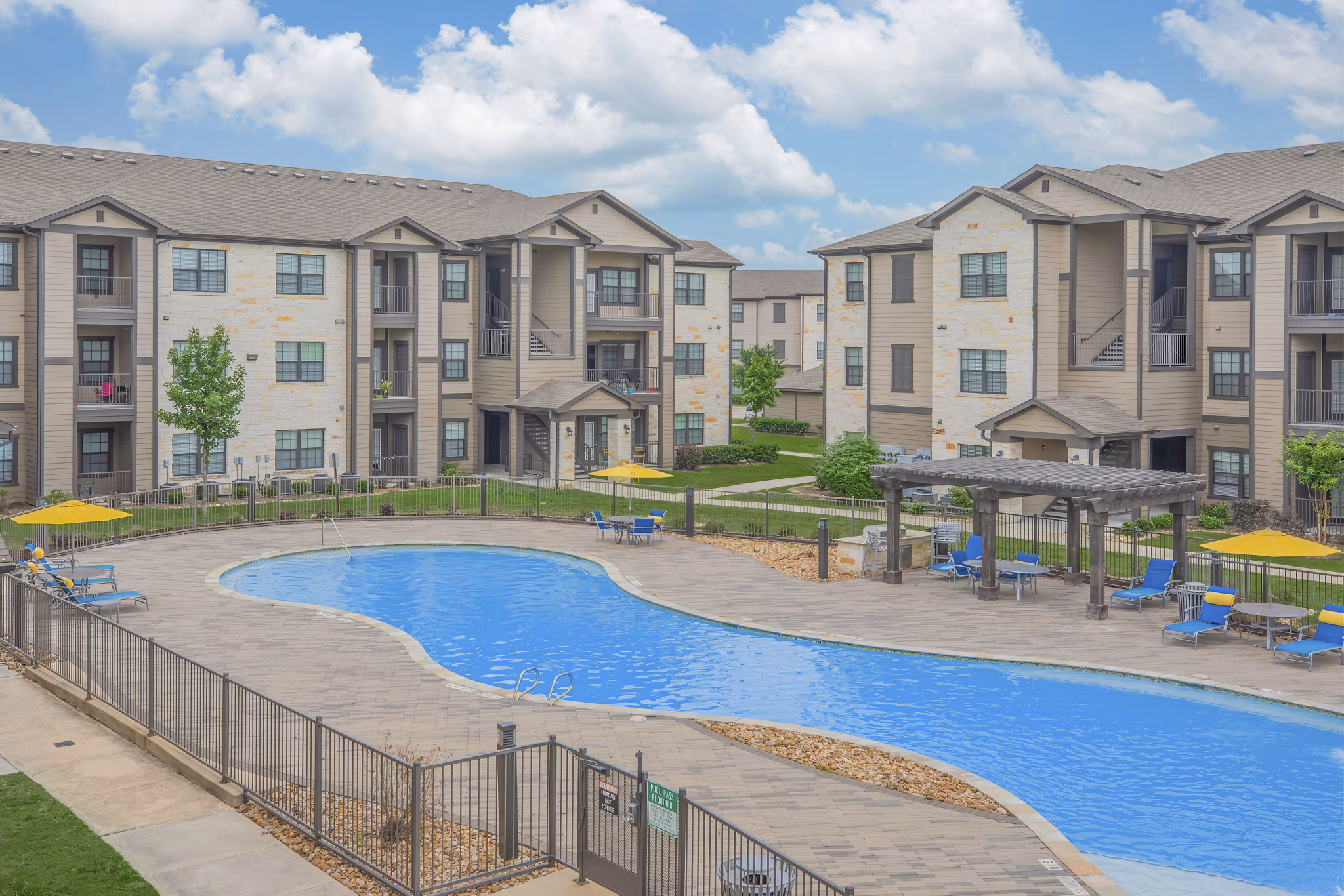 pool at Willowbend Phase 1 Apartments 