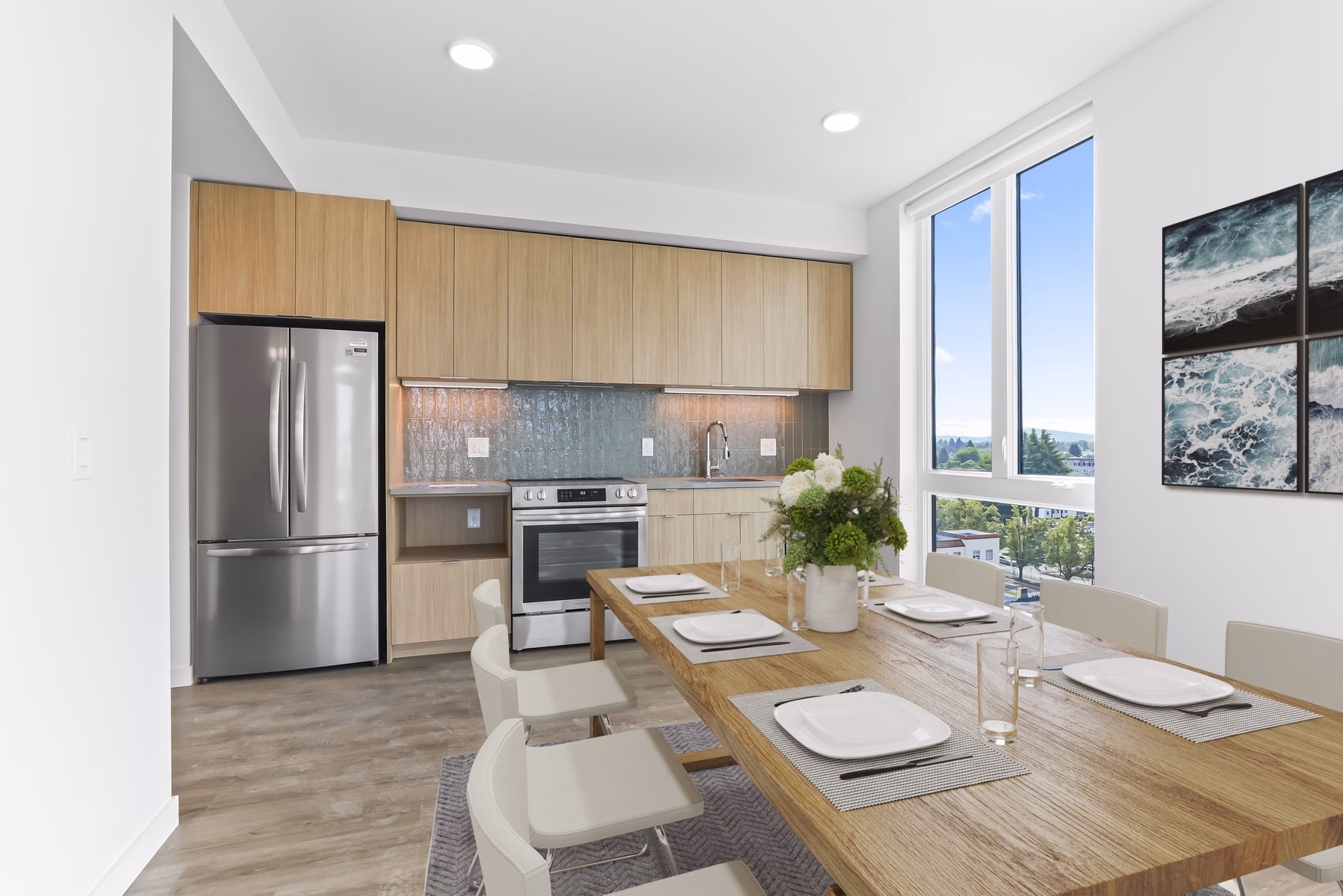 dining room at Holloway Apartments