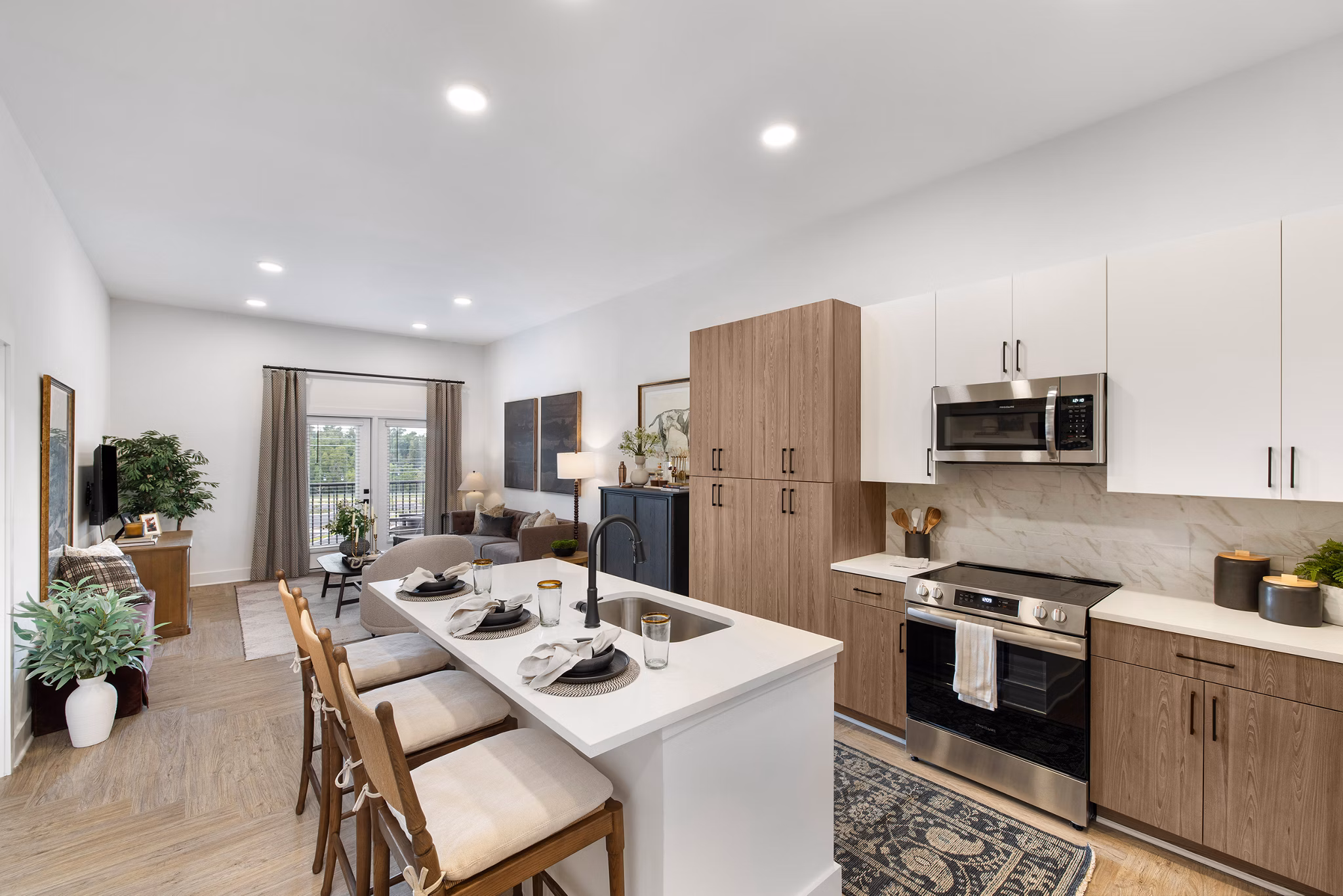 dining room at Silas Park Apartments 
