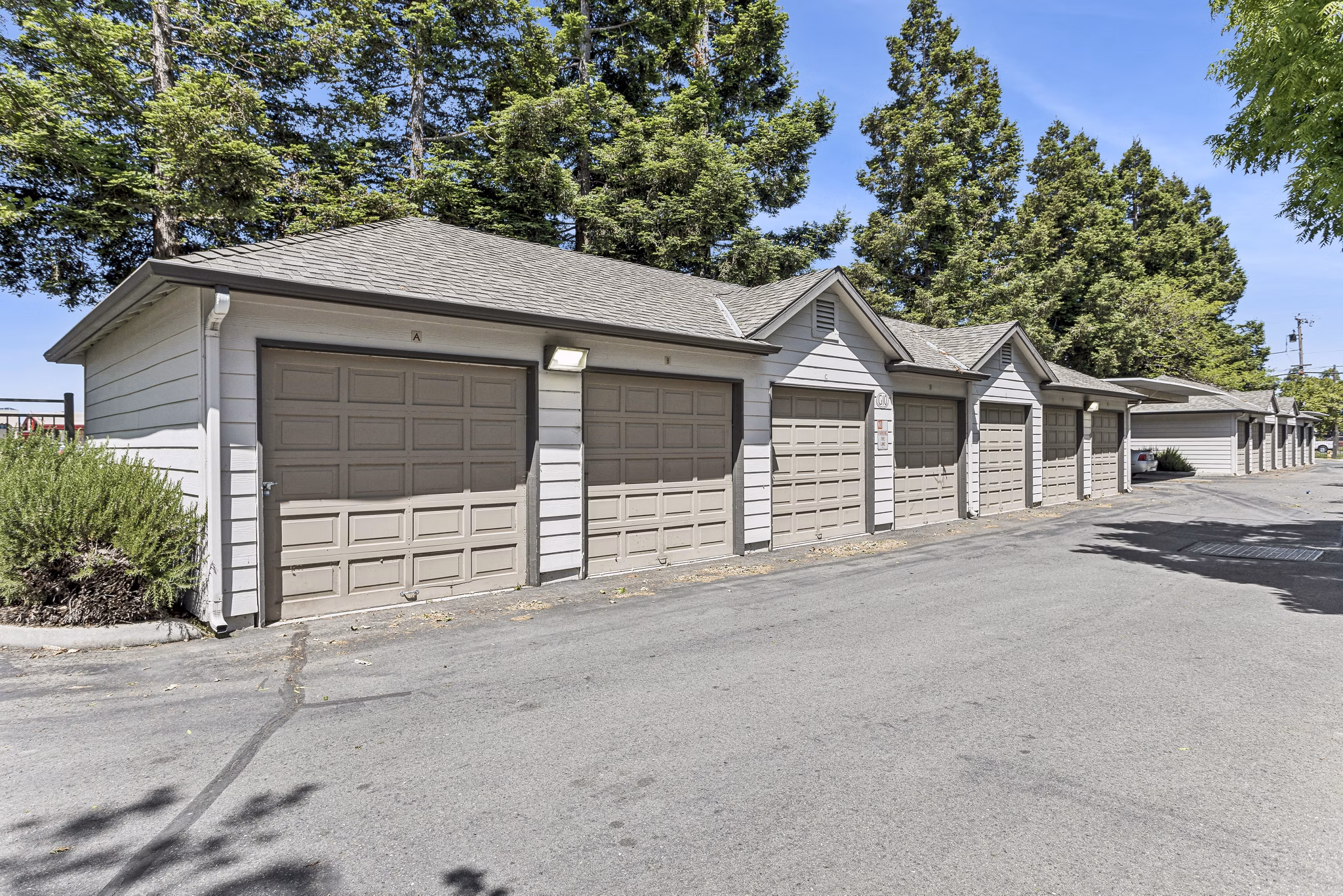 garage at 850 on the Avenue Apartments