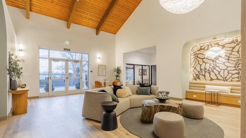clubhouse at 850 on the Avenue Apartments