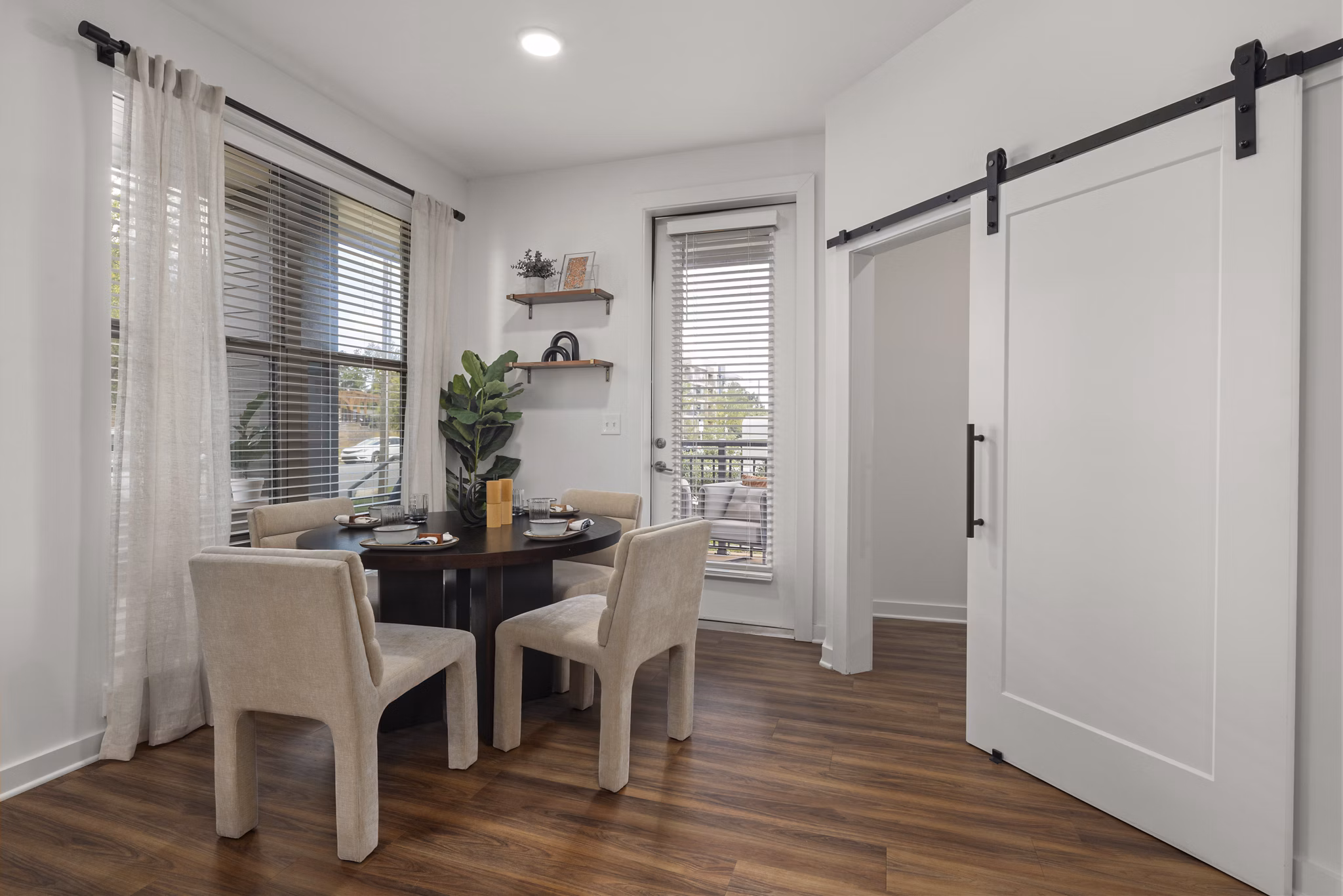 dining room at Wellen Apartments 
