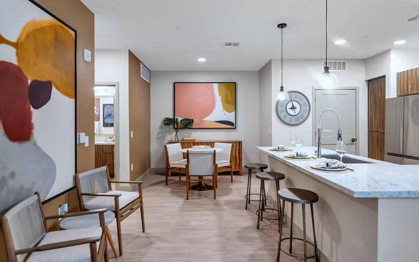 dining room at Zaterra Apartments 