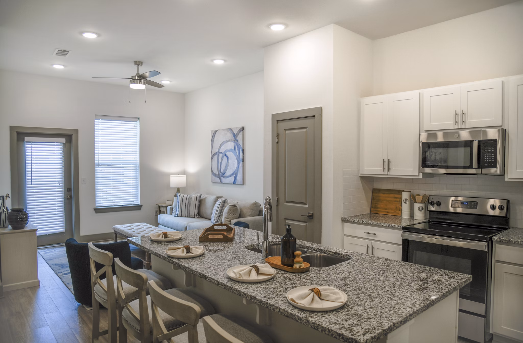dining room at The Oaks at Riverbend Apartments 