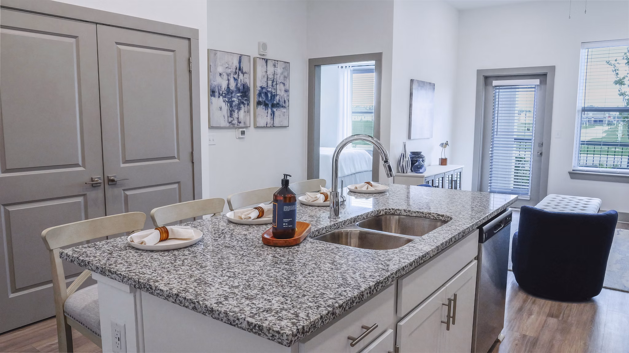 dining room at The Oaks at Riverbend Apartments 