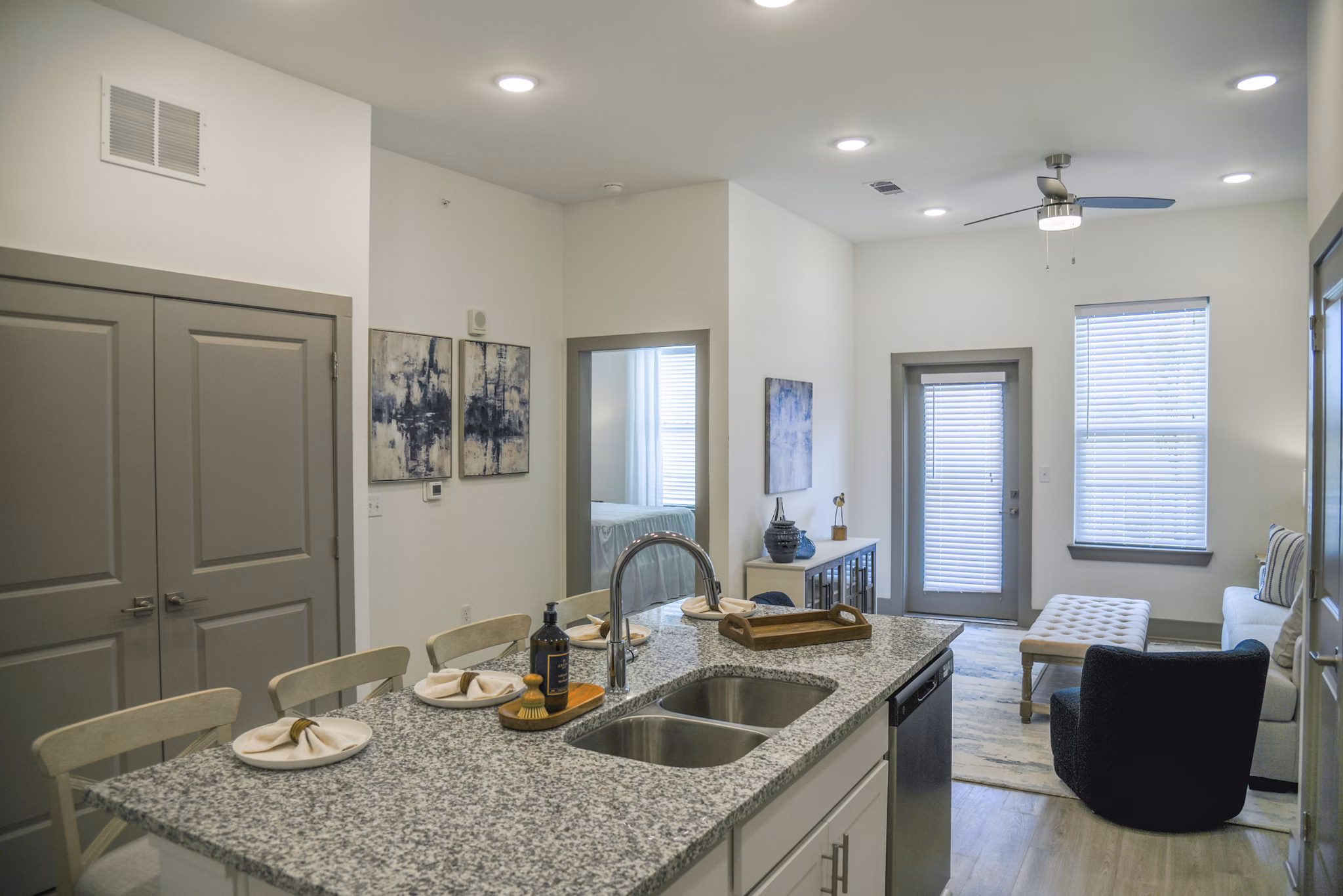 dining room at The Oaks at Riverbend Apartments 