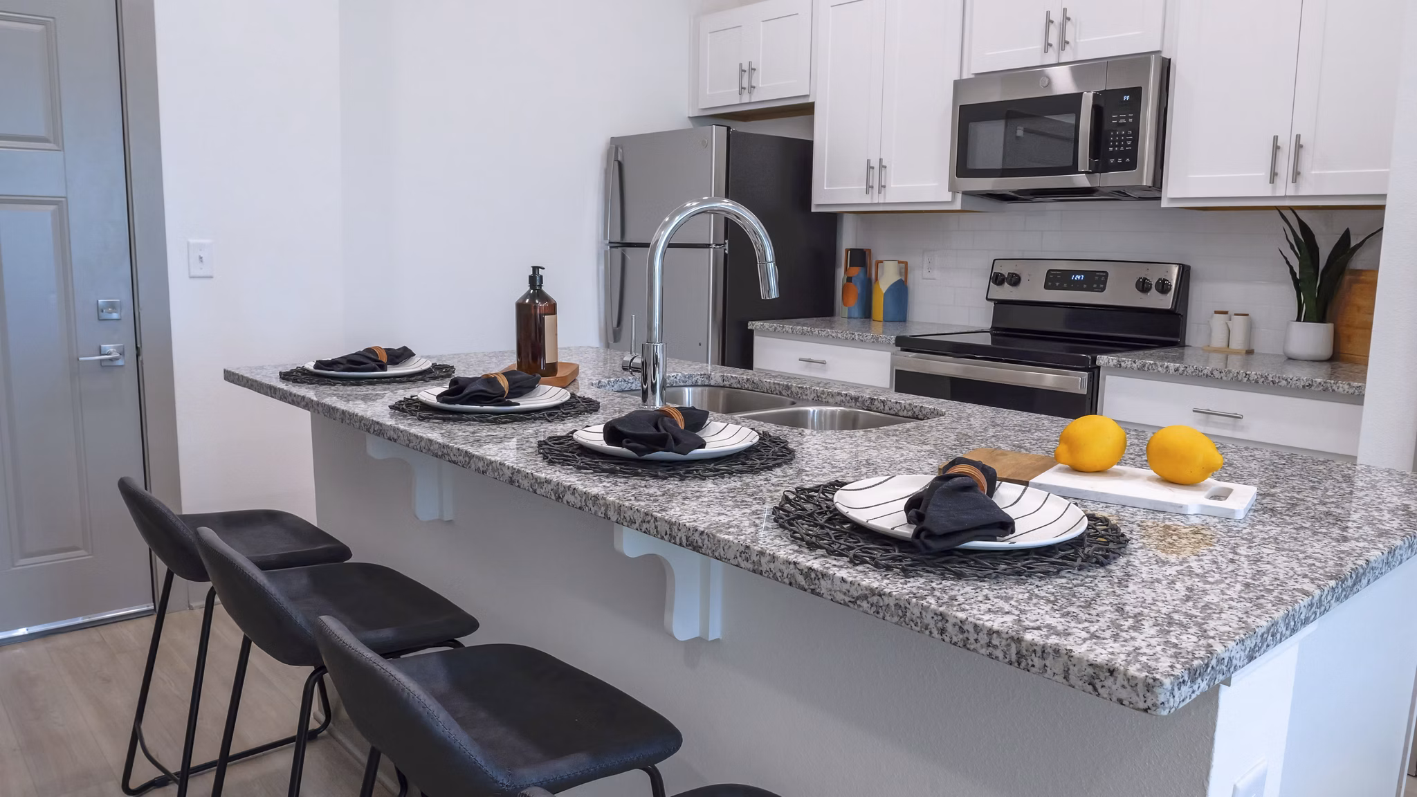 dining room at The Oaks at Riverbend Apartments 
