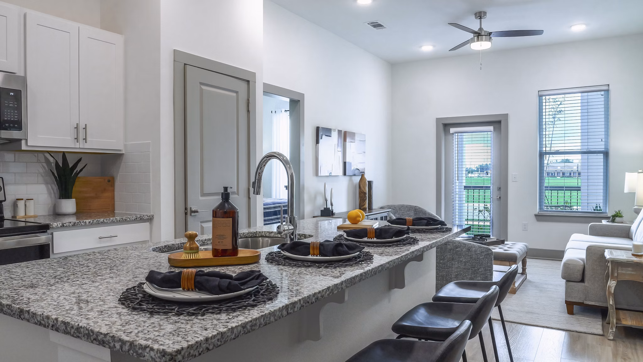 dining room at The Oaks at Riverbend Apartments 