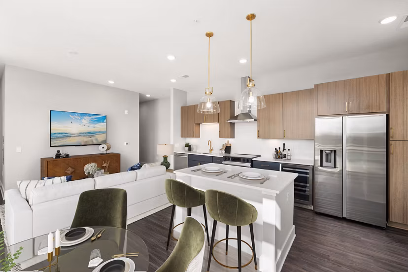 dining room at Broadstone West End Apartments 