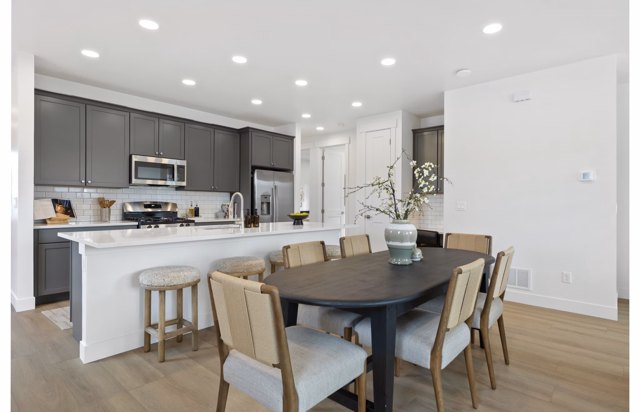 dining room at Viviano at Saratoga Springs Apartments
