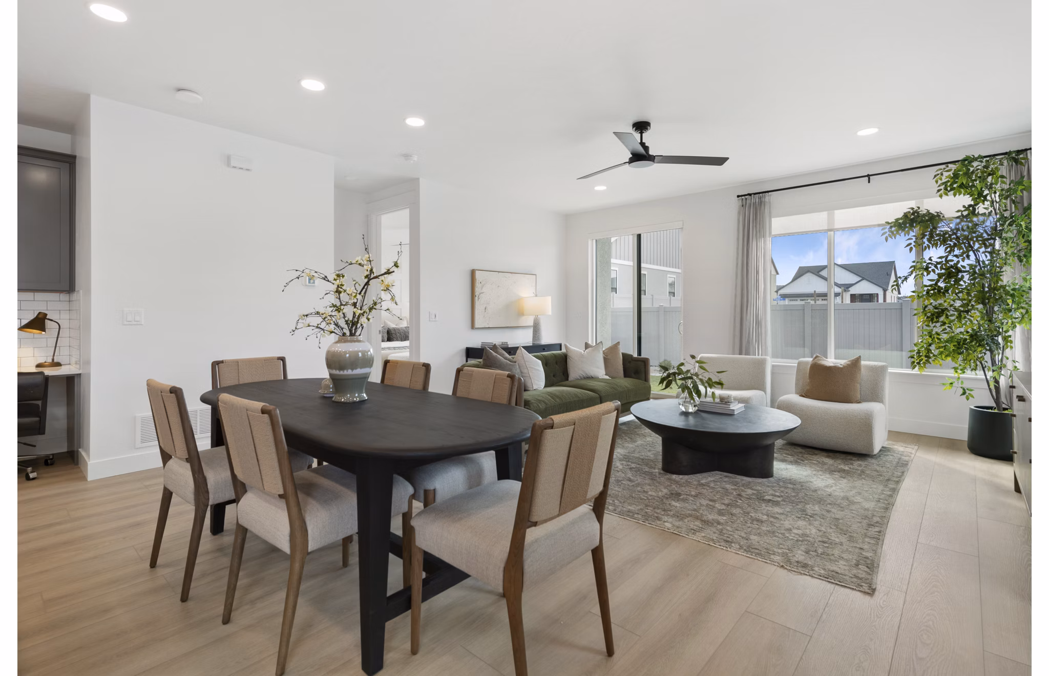 dining room at Viviano at Saratoga Springs Apartments