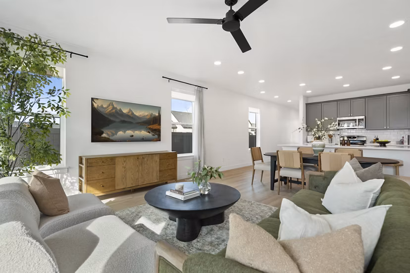 living room at Viviano at Saratoga Springs Apartments