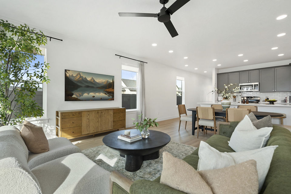living room at Viviano at Saratoga Springs Apartments