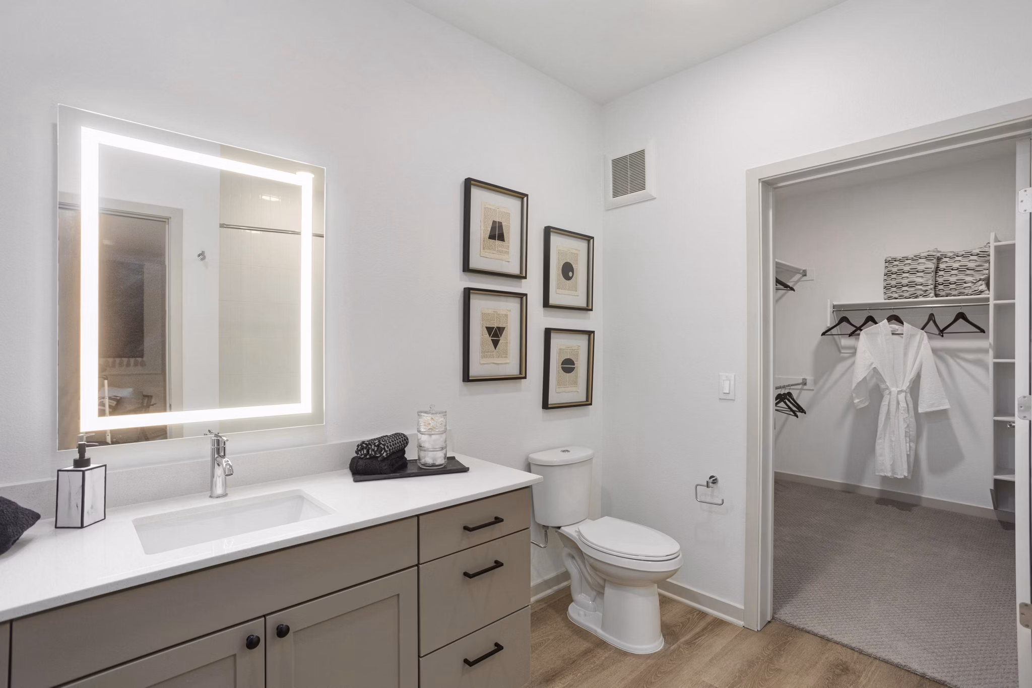 bathroom at Alta 87 Apartments 