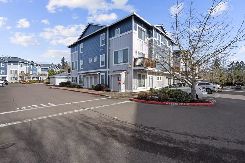 building at Creekview Crossing Apartments