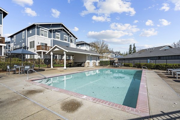 pool at Creekview Crossing Apartments