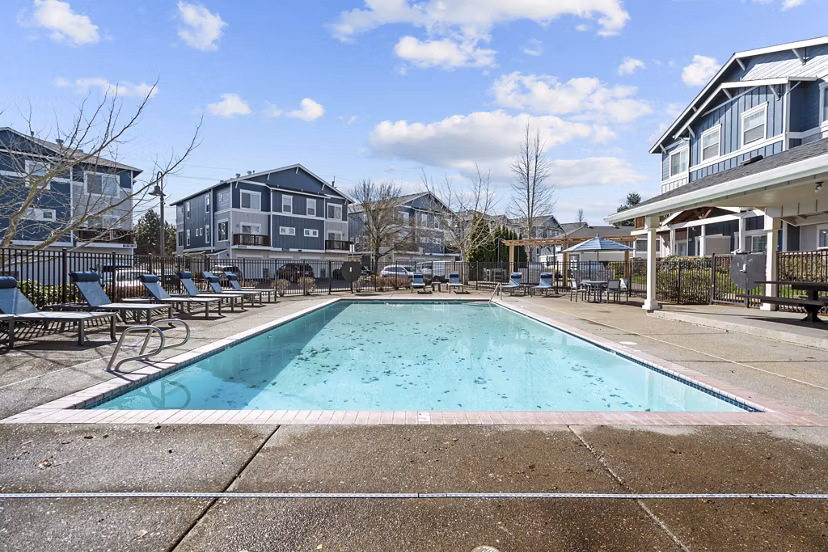 pool at Creekview Crossing Apartments