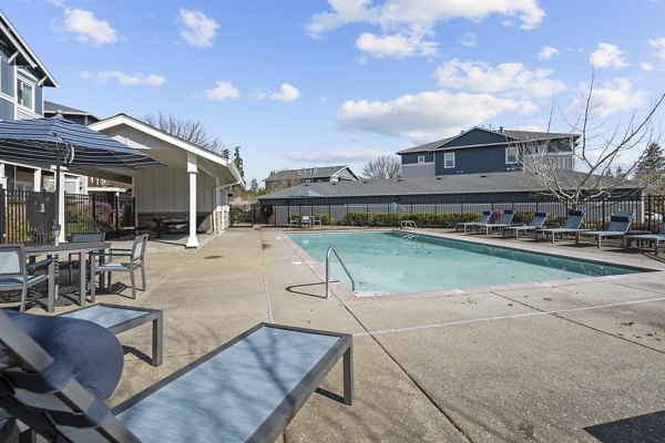 pool at Creekview Crossing Apartments