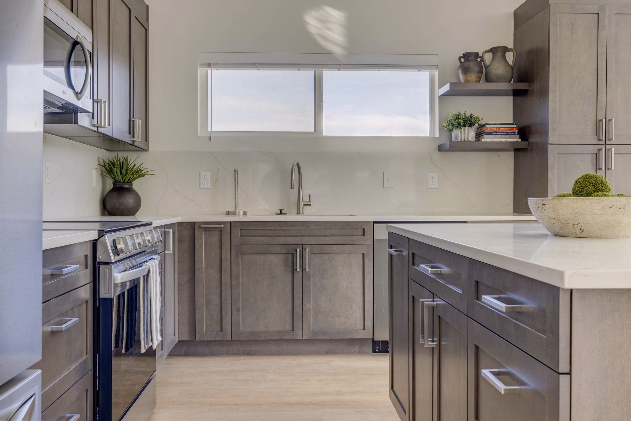 kitchen at Trailside Townhomes Apartments