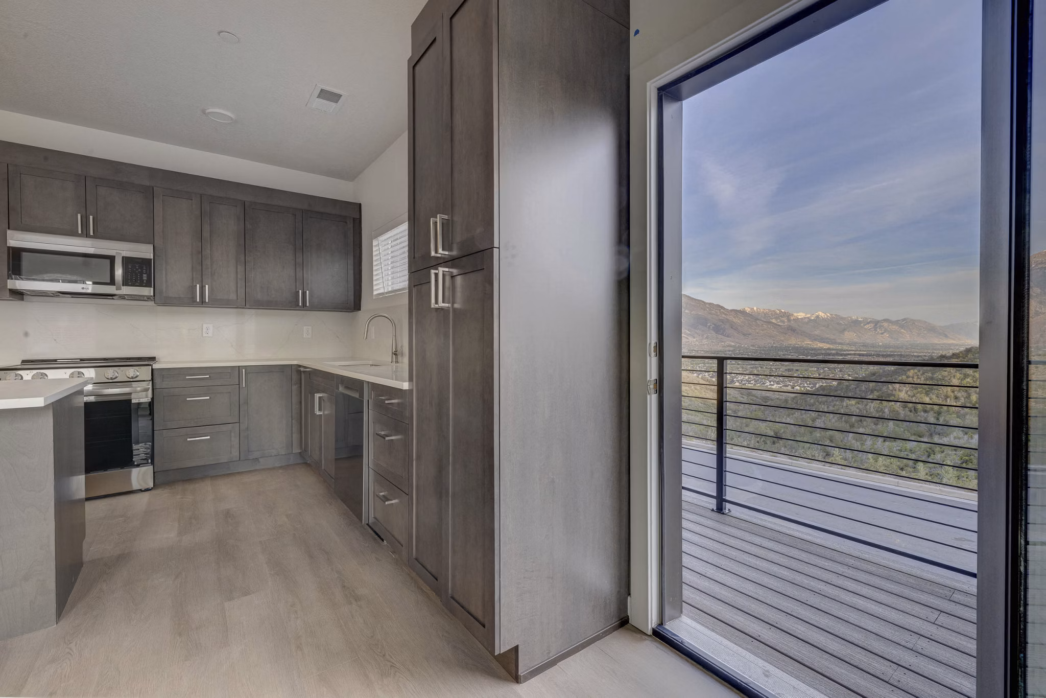 kitchen at Trailside Townhomes Apartments
