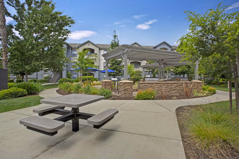 grill area at Broadleaf Apartments