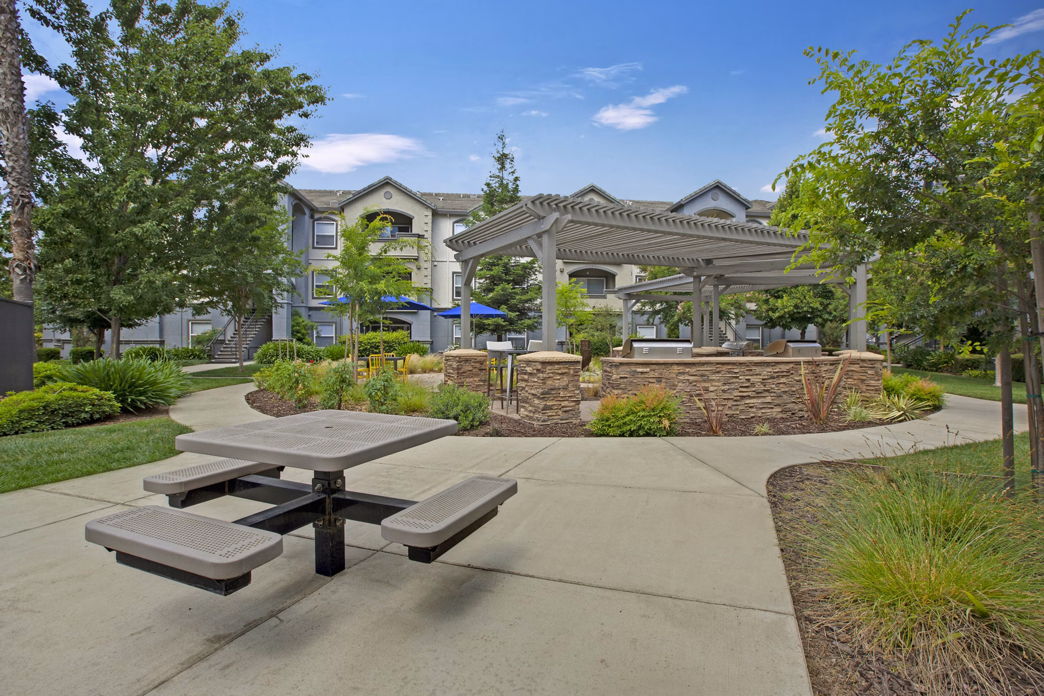 grill area at Broadleaf Apartments