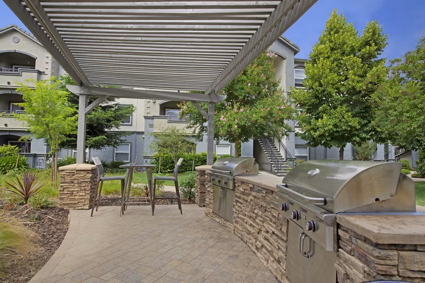 grill area at Broadleaf Apartments