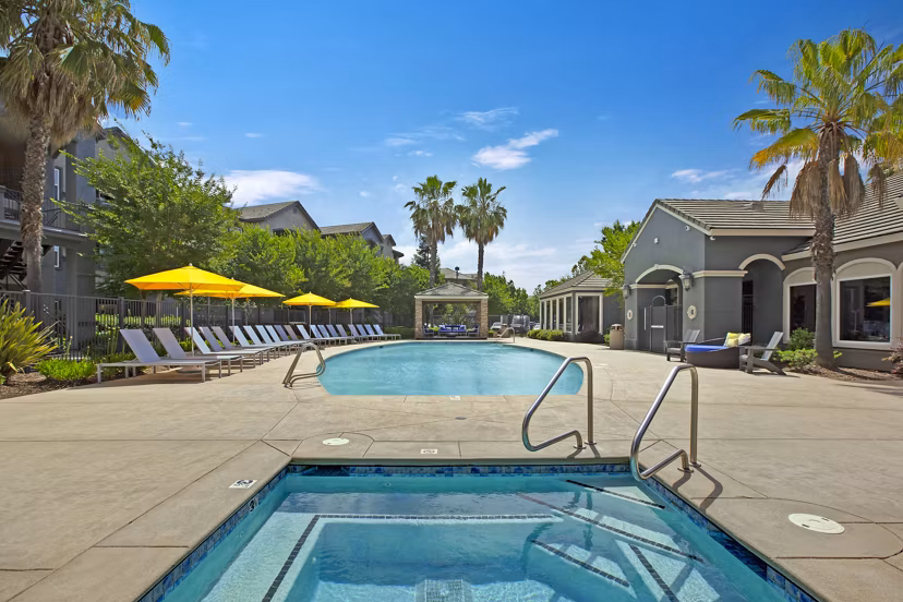 pool at Broadleaf Apartments