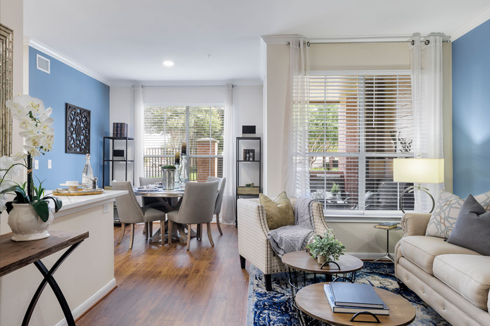 living room at Elate Royal Oaks Apartments
