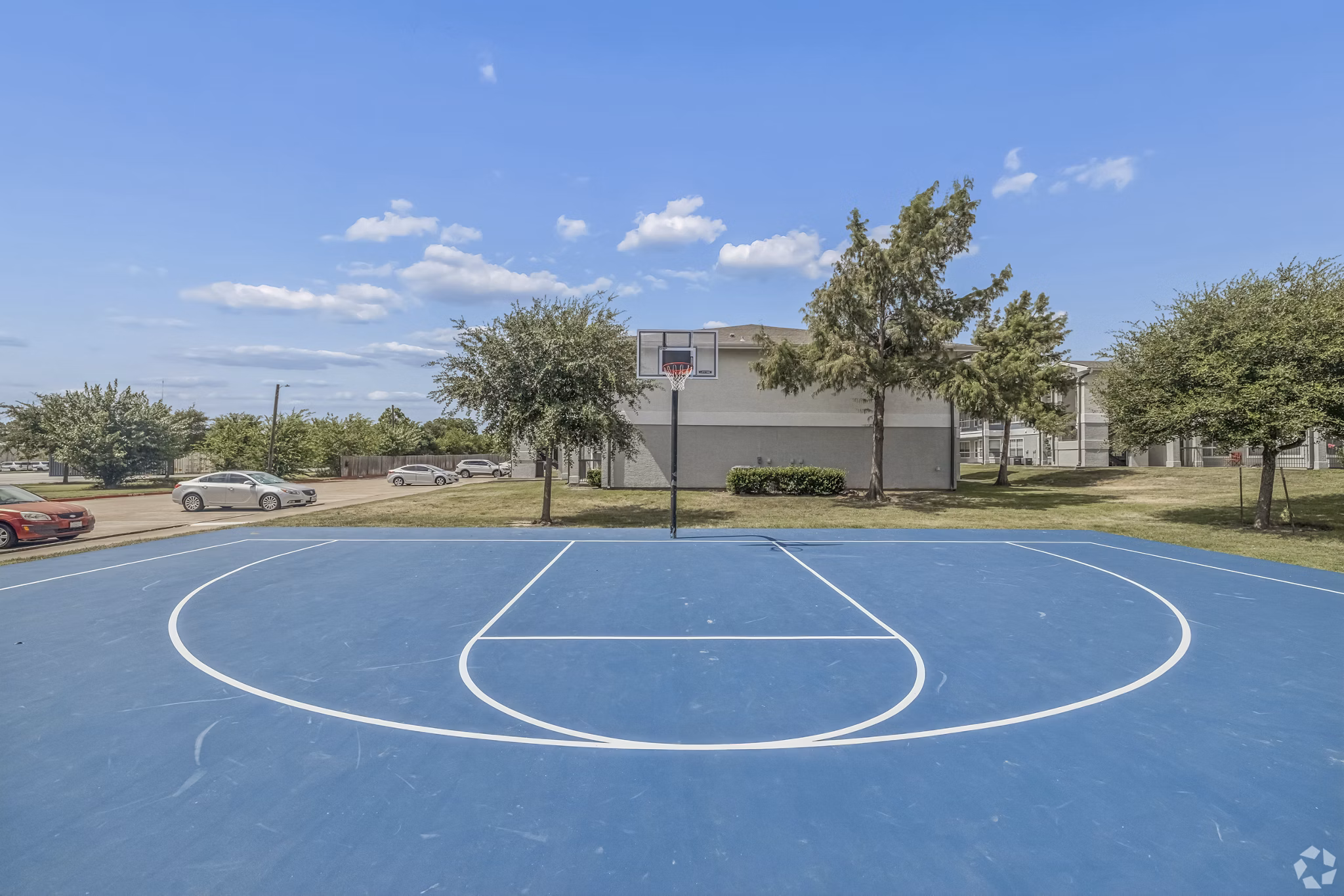 sport court at Fifteen12ella Apartments