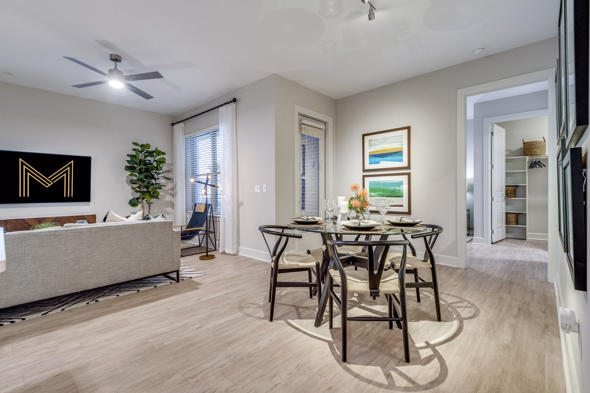 dining room at Montrose at Buffalo Bayou Apartments